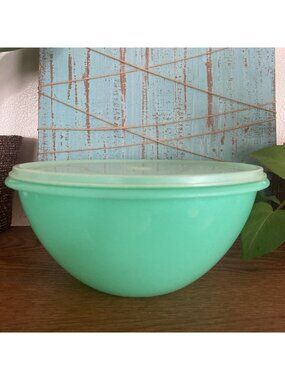 VTG Tupperware 9" Wonderlier Bowl Green Jadeite Millionaire Line #237 Lid #230